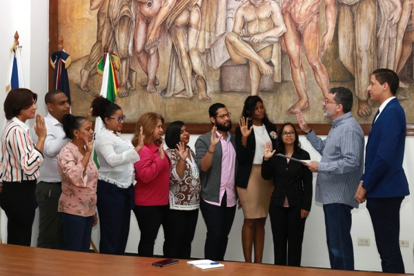 El director general de Bellas Artes, Félix Germán, juramenta a los nuevos  miembros de la Comisión de Éstica Pública de Bellas Artes. Les acompaña, Nelsón Pérez, de la DIGEIG.