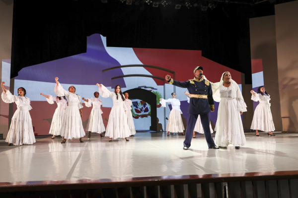 La producción unió ell Ballet Nacional Dominicano, el Ballet Folklórico Nacional Dominicano y la Compañía Nacional de Danza Contemporánea.