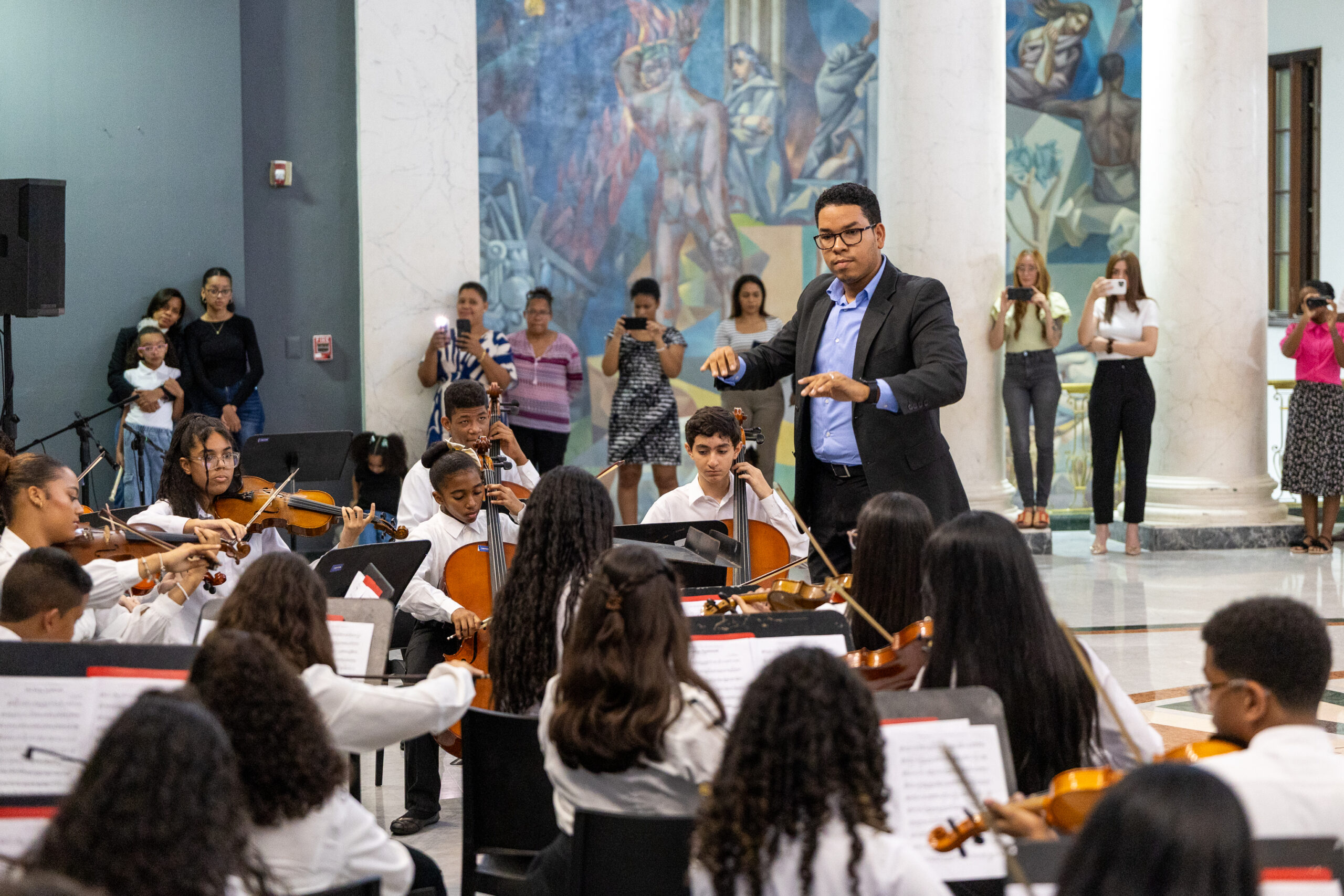 Más de 70 estudiantes compartieron escenario en una noche llena de música, entusiasmo y logros