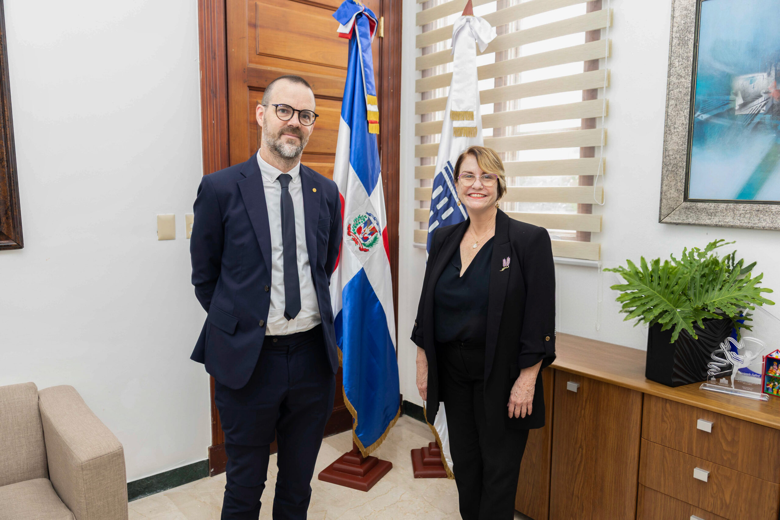 Director de la Alianza Francesa de Santo Domingo, Thomas Ducroquet y Marianela Sallent, directora general de Bellas Artes