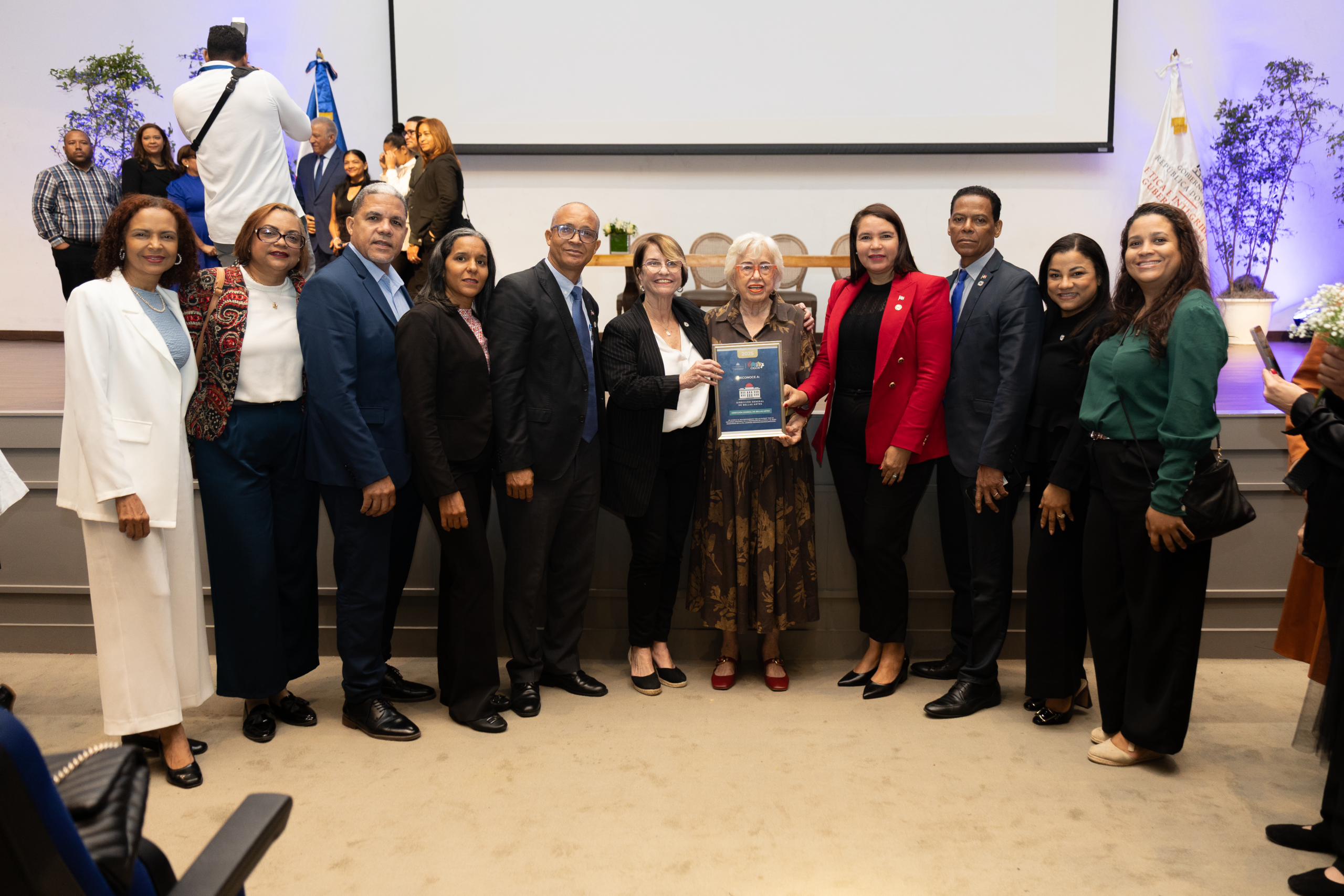 La doctora Milagros Ortiz Bosch, entrega el reconocimeinto a la DGBA.